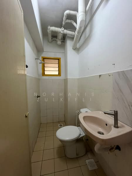 Pangsapuri untuk Disewa di Pangsapuri Sri Cempaka - Norhanis Zulkifli - Bathroom - PropertyGuru.com.my