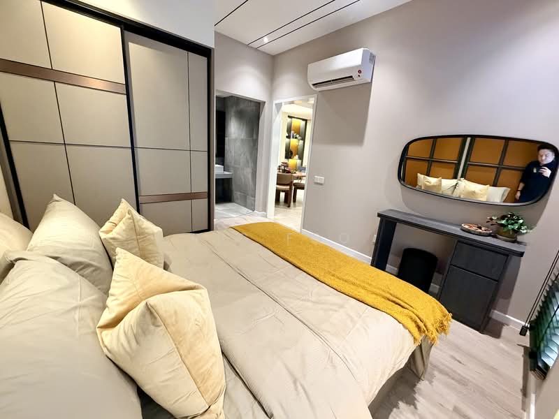 Service Residence for Sale at The Queenwoodz @ Bukit Jalil - Ric Foo - Spacious Bedroom with Ensuite - PropertyGuru.com.my