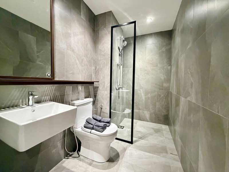 Service Residence for Sale at The Queenwoodz @ Bukit Jalil - Ric Foo - Stylish Contemporary Bathroom - PropertyGuru.com.my