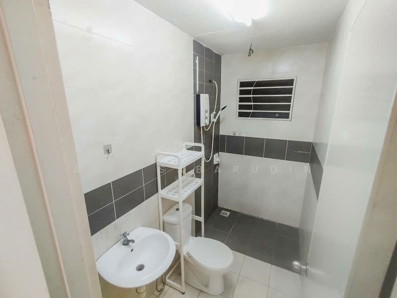 Pangsapuri untuk Dijual di Putra Suria Residence - Abid Sabarudin - Bathroom - PropertyGuru.com.my