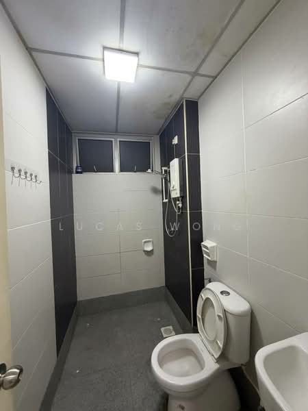 Servis Apartment untuk Dijual di Larkin Heights - Lucas Wong - Bathroom - PropertyGuru.com.my