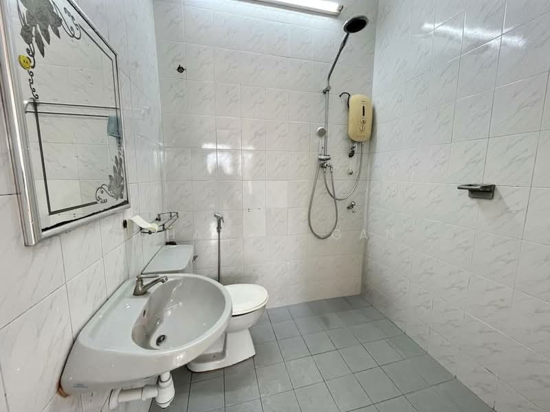 Rumah Teres 2 Tingkat untuk Dijual di Taman Chi Liung (Klang) - Charlie Gan - Bathroom - PropertyGuru.com.my