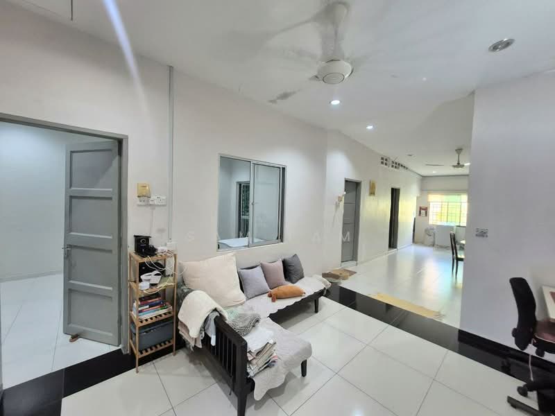 1-storey Terraced House for Sale in Taman Canning (Ipoh) - Sam Lam - Living Room - PropertyGuru.com.my
