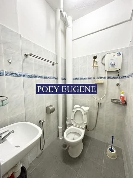 Pangsapuri untuk Dijual di Taman Jelutong - Poey Eugene - Bathroom - PropertyGuru.com.my