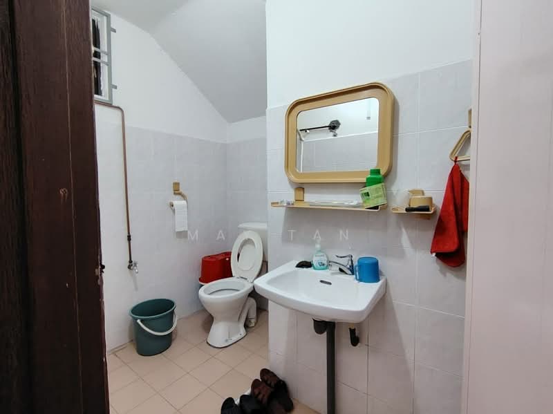 Semi-Detached House for Sale in Taman Sri Kluang (Kluang) - May Tan - Bathroom - PropertyGuru.com.my