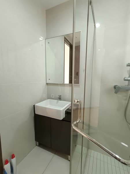 Condominium for Rent at Bay Laurel @ Country Garden Danga Bay - RQ Tee - Bathroom - PropertyGuru.com.my