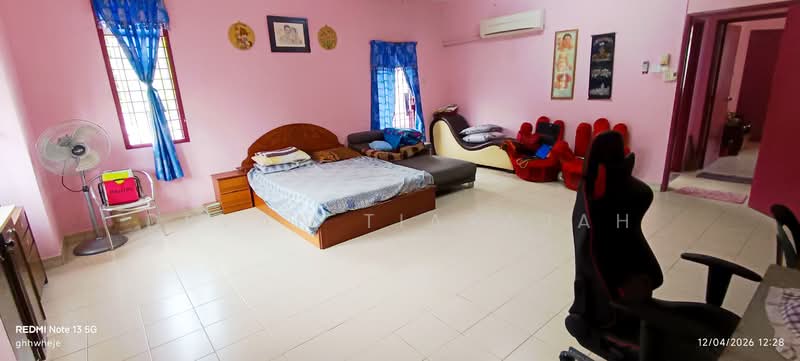 Rumah Teres 2 Tingkat untuk Dijual di Batu Caves (Selangor) - Devan Tiarajah - Master Bedroom with attached bath - PropertyGuru.com.my