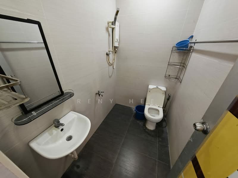 1-storey Terraced House for Sale in Taman Johor Jaya (Johor Bahru) - Reny Hee - Bathroom - PropertyGuru.com.my