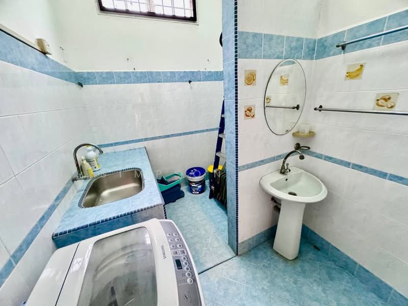 Rumah Teres 3 Tingkat untuk Dijual di Taman Tampoi Utama (Johor Bahru) - Simpson Poh - Bathroom - PropertyGuru.com.my