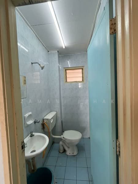 Pangsapuri untuk Dijual di Resak Apartment - Zamani Ishak - Bathroom - PropertyGuru.com.my