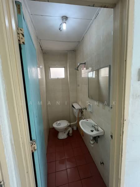 Pangsapuri untuk Dijual di Resak Apartment - Zamani Ishak - Bathroom - PropertyGuru.com.my