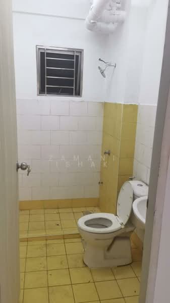 Pangsapuri untuk Dijual di Cahaya Permai - Zamani Ishak - Bathroom - PropertyGuru.com.my