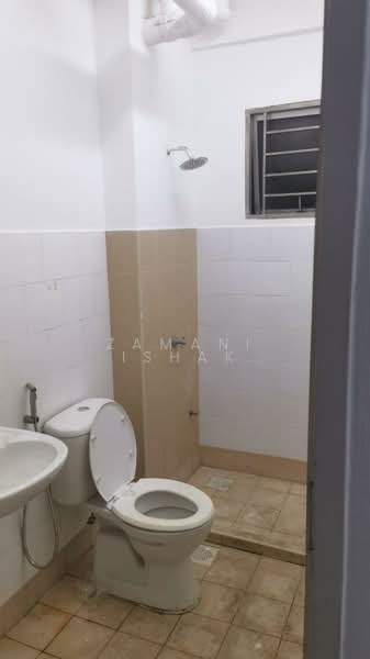 Pangsapuri untuk Dijual di Cahaya Permai - Zamani Ishak - Bathroom - PropertyGuru.com.my