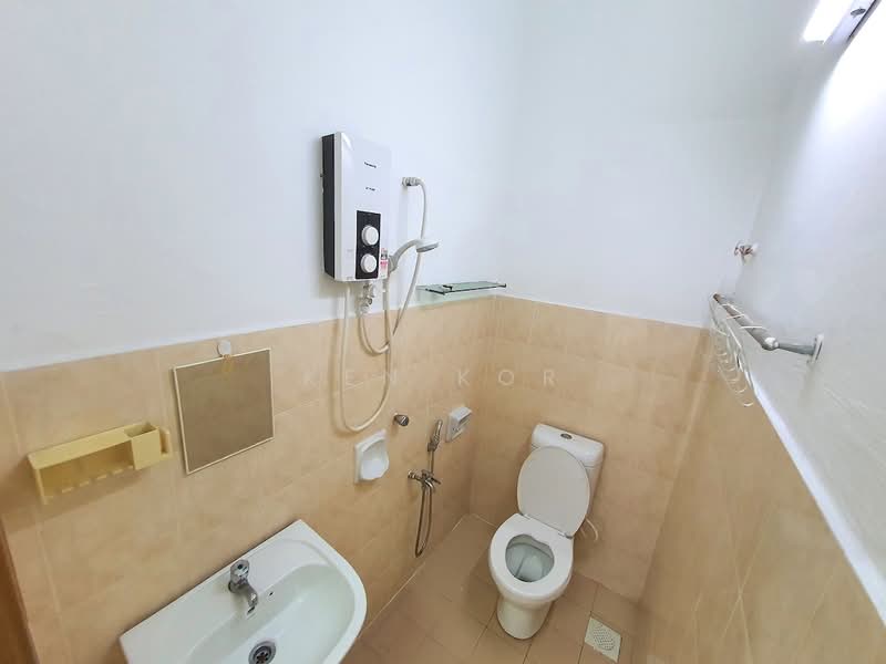 Rumah Teres 2 Tingkat untuk Dijual di Taman Perling (Perling) - Ken Kor - Bathroom - PropertyGuru.com.my