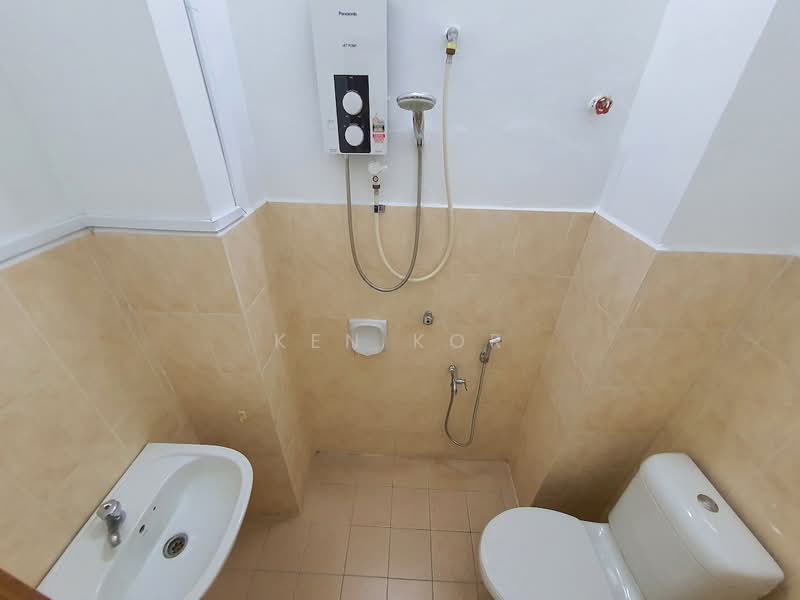 Rumah Teres 2 Tingkat untuk Dijual di Taman Perling (Perling) - Ken Kor - Bathroom - PropertyGuru.com.my