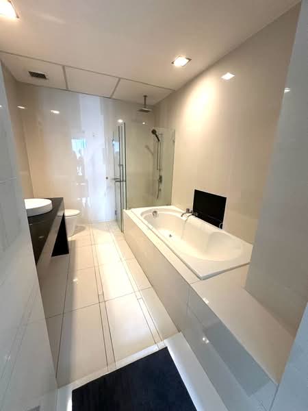 Servis Apartment untuk Disewa di Gateway Kiaramas Residences - David Lao - Bathroom - PropertyGuru.com.my