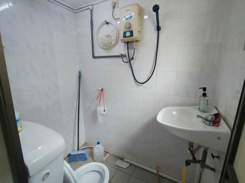 2-storey Terraced House for Sale in Bandar Country Homes (Rawang) - David Lee - Bathroom - PropertyGuru.com.my