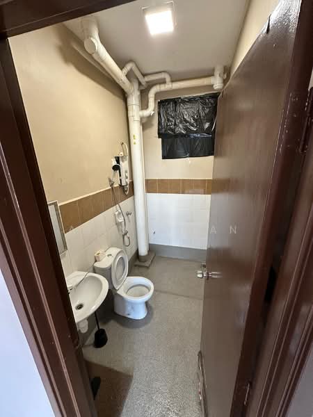 Pangsapuri untuk Dijual di Kipark Apartment - Ai Nee Tan - Bathroom - PropertyGuru.com.my