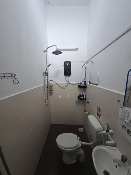 2.5-storey Terraced House for Sale in Taman Scientex Pasir Gudang (Pasir Gudang) - Zira . - Bathroom - PropertyGuru.com.my