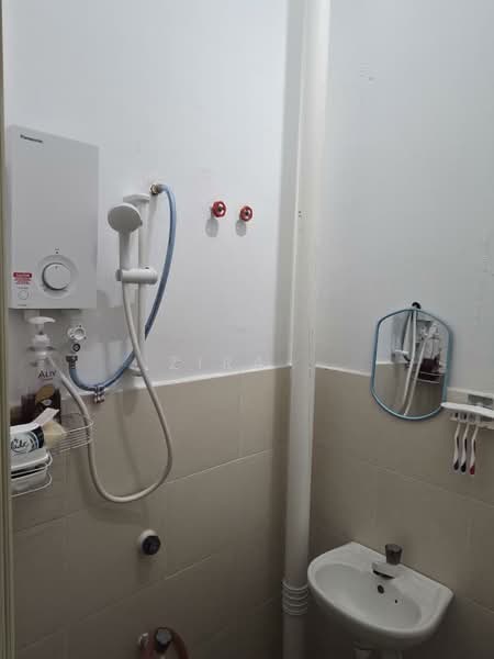 2.5-storey Terraced House for Sale in Taman Scientex Pasir Gudang (Pasir Gudang) - Zira . - Bathroom - PropertyGuru.com.my