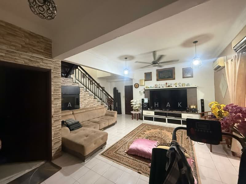 Rumah Teres 2 Tingkat untuk Dijual di Saujana (Selangor) - Zamani Ishak - Living Room - PropertyGuru.com.my