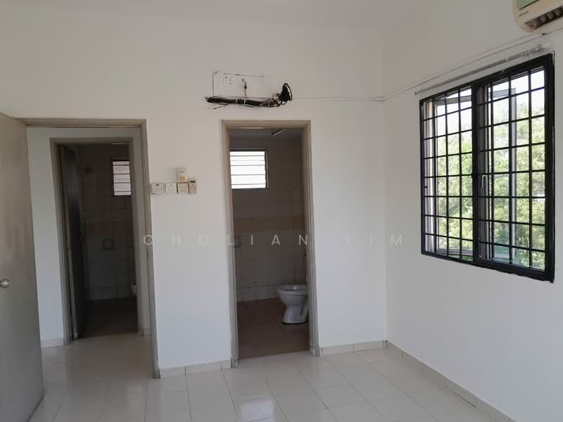 Apartment for Sale at Pangsapuri Seri Meranti - Cholian Lim - Master room - PropertyGuru.com.my