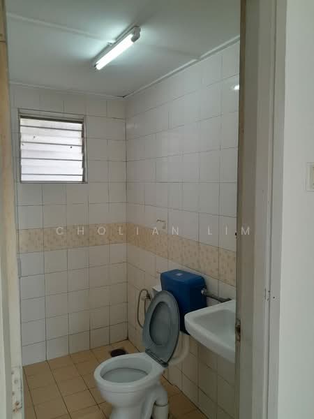 Apartment for Sale at Pangsapuri Seri Meranti - Cholian Lim - Common Bathroom - PropertyGuru.com.my