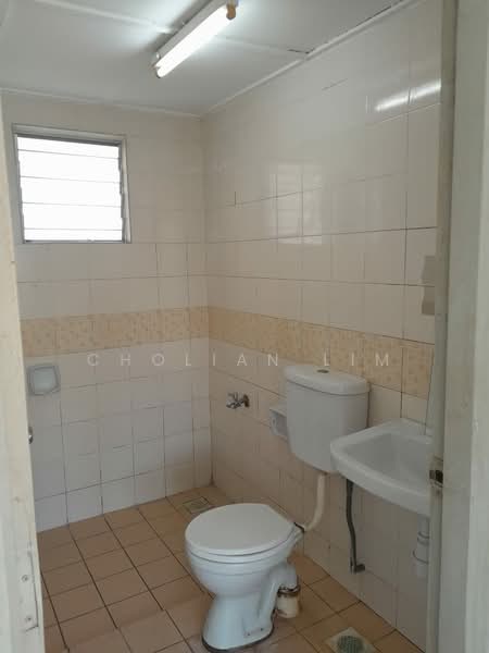 Apartment for Sale at Pangsapuri Seri Meranti - Cholian Lim - Master bathroom - PropertyGuru.com.my