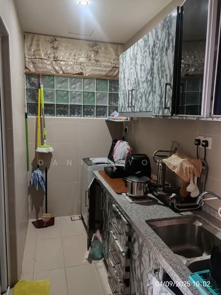 Service Residence for Sale at D'Secret Garden (Pangsapuri Kempas Indah) - Daniel Yong - Kitchen - PropertyGuru.com.my