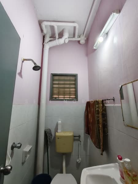 Rumah Teres 2 Tingkat untuk Dijual di Taman Lestari Putra (Seri Kembangan) - Seri Nordin - Bathroom - PropertyGuru.com.my