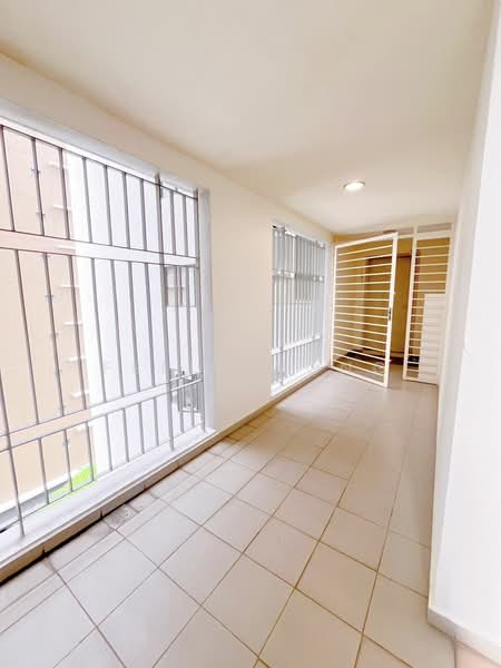 Servis Apartment untuk Disewa di SetiaWalk - Felix Wong - Balcony - PropertyGuru.com.my