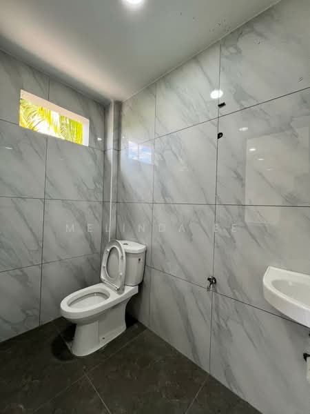 Rumah Teres 2 Tingkat untuk Dijual di Taman Sri Putri (Kulai) - Melinda Ee - Bathroom - PropertyGuru.com.my