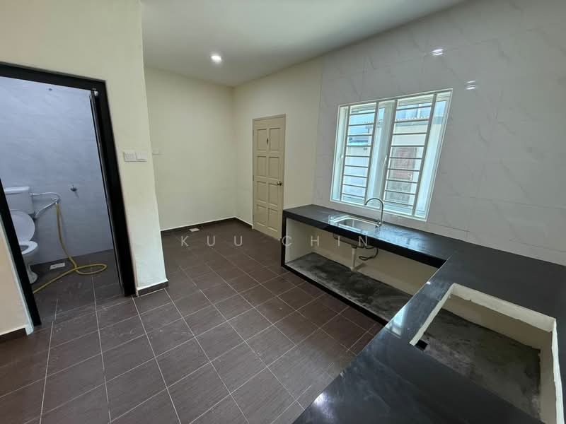 Rumah Teres 2 Tingkat untuk Dijual di Taman Sri Muhibbah (Kulai) - Kuu Chin - Kitchen - PropertyGuru.com.my