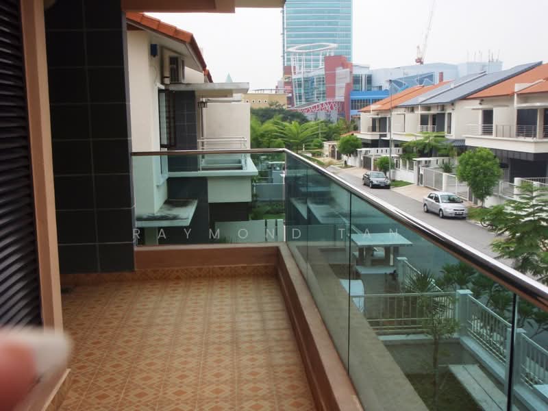 Rumah Berkembar untuk Dijual di Petaling Jaya (Selangor) - Raymond Tan - Balcony - PropertyGuru.com.my