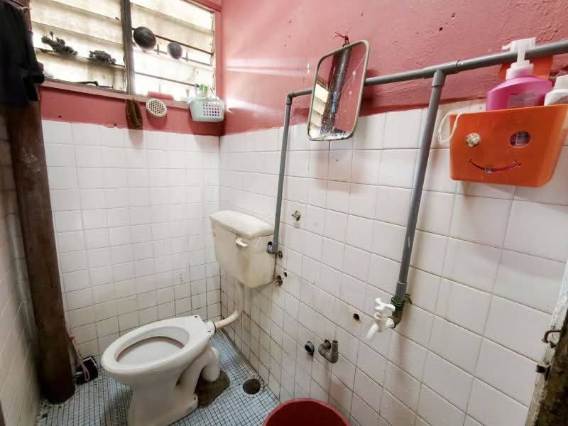 Rumah Teres 2 Tingkat untuk Dijual di Taman Sri Muda (Shah Alam) - Siti Zuraini - Bathroom - PropertyGuru.com.my