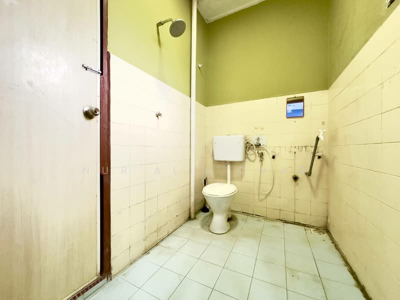 Rumah Teres 2 Tingkat untuk Dijual di Shah Alam (Selangor) - Nur Alia Omar - Bathroom - PropertyGuru.com.my