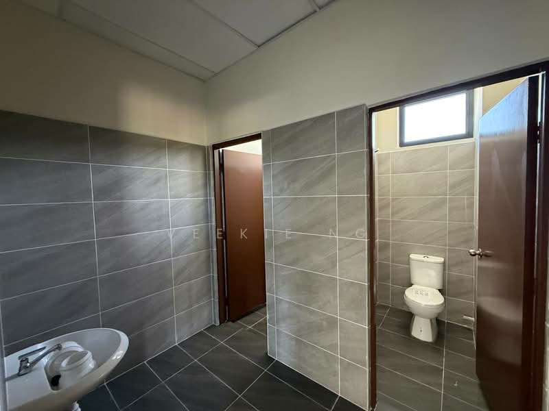 Factory for Rent in Taman Indahpura (Kulai) - Veekie Ng - Bathroom - PropertyGuru.com.my