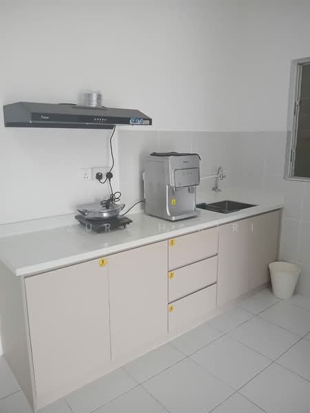 Kondominium untuk Disewa di Residensi Sateria - Azura Hariri - Kitchen - PropertyGuru.com.my