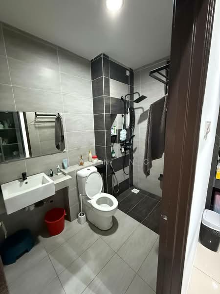Service Residence for Sale at 8Scape Residence @ Sutera - Rain Ng - Bathroom - PropertyGuru.com.my