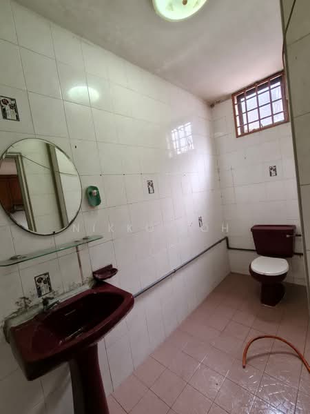 Rumah Teres 2 Tingkat untuk Disewa di Taman Bukit Mewah (Tampoi) - Nikko Soh - Bathroom - PropertyGuru.com.my