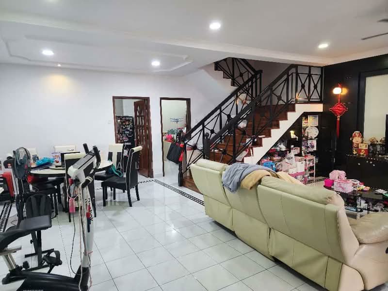 Rumah Teres 2 Tingkat untuk Dijual di Taman Molek (Johor Bahru) - Wallace Ang - Living Room - PropertyGuru.com.my