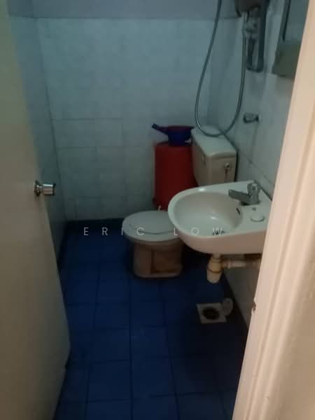 Pangsapuri untuk Dijual di Apartment Bayu - Eric Low - Bathroom - PropertyGuru.com.my