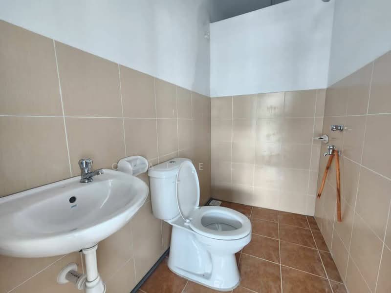 Rumah Teres 2.5 Tingkat untuk Disewa di Taman Scientex Utama (Senai) - Claire Lai - Bathroom - PropertyGuru.com.my