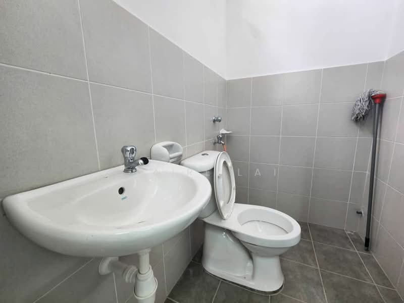 Rumah Teres 2.5 Tingkat untuk Disewa di Taman Scientex Utama (Senai) - Claire Lai - Bathroom - PropertyGuru.com.my