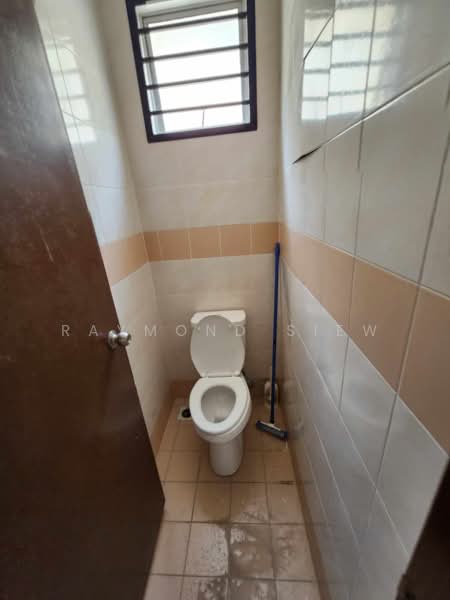 Shop for Rent in Bukit Jelutong (Shah Alam) - Raymond Siew - Bathroom - PropertyGuru.com.my