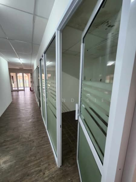 Shop for Rent in Bukit Jelutong (Shah Alam) - Raymond Siew - Corridor - PropertyGuru.com.my