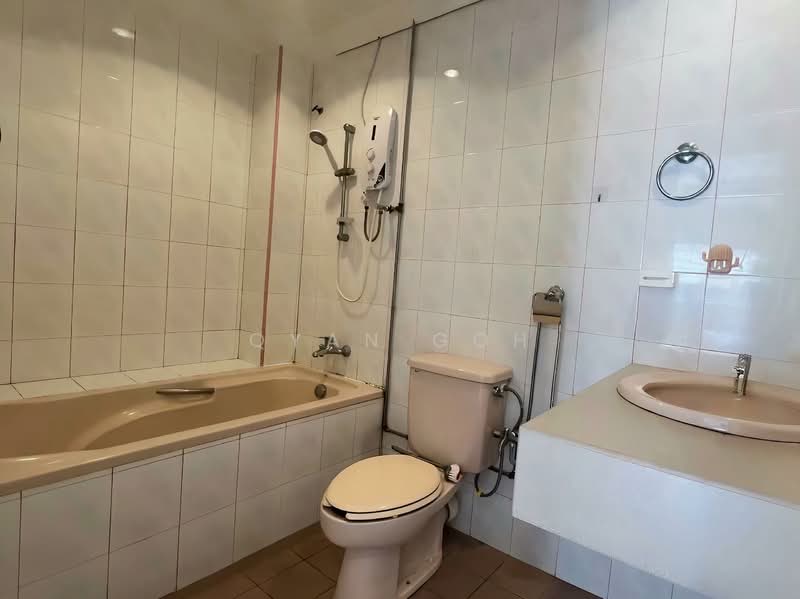 Terraced House for Rent in Island Glades (Jelutong) - Qyan Goh - Bathroom - PropertyGuru.com.my
