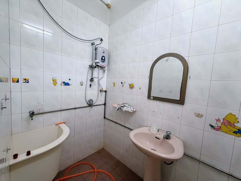 Terraced House for Rent in Island Glades (Jelutong) - Qyan Goh - Bathroom - PropertyGuru.com.my
