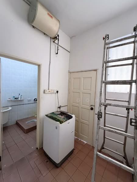 Terraced House for Rent in Island Glades (Jelutong) - Qyan Goh - Bathroom - PropertyGuru.com.my