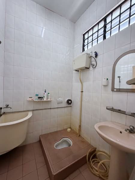 Terraced House for Rent in Island Glades (Jelutong) - Qyan Goh - Bathroom - PropertyGuru.com.my